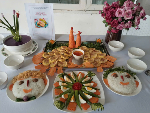 NHÂN VIÊN NẤU ĂN TRƯỜNG MẦM NON VĨNH THẠNH CHẾ BIẾN VÀ TRƯNG BÀY MÓN ĂN NGON, DINH DƯỠNG CHO TRẺ 