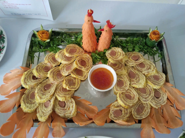 NHÂN VIÊN NẤU ĂN TRƯỜNG MẦM NON VĨNH THẠNH CHẾ BIẾN VÀ TRƯNG BÀY MÓN ĂN NGON, DINH DƯỠNG CHO TRẺ 